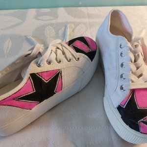 STEVE MADDEN WOMN SNEAKER. NEW. NEVER USED